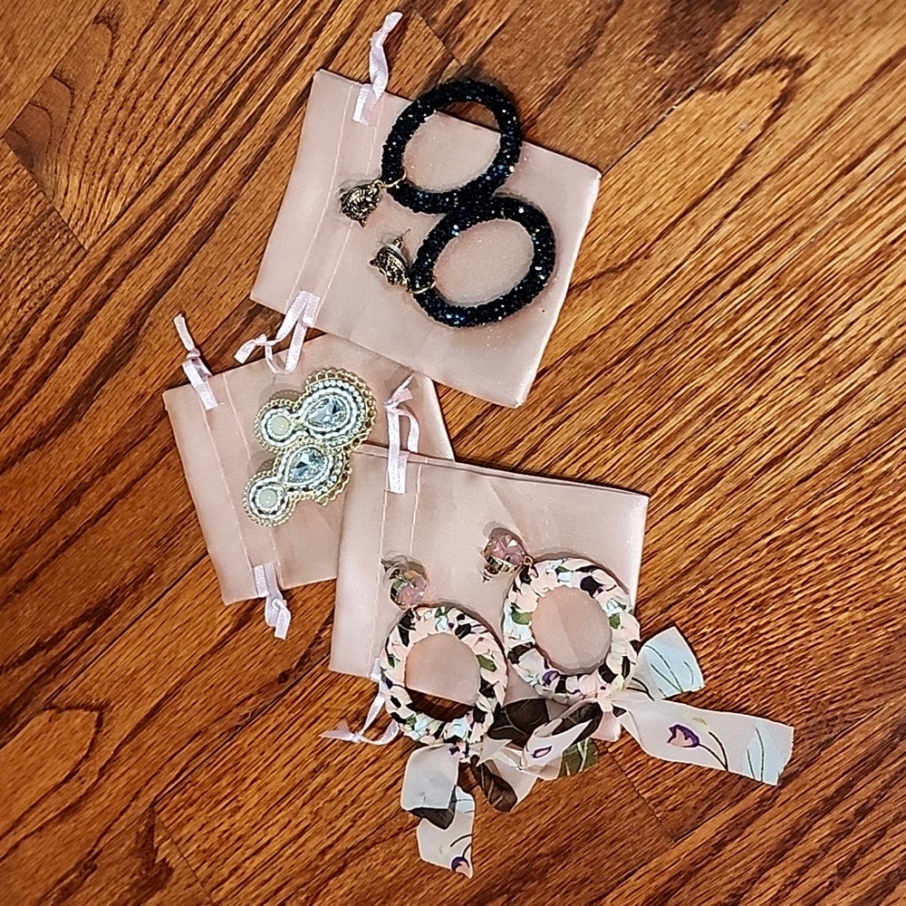 3 statement earrings with pouches